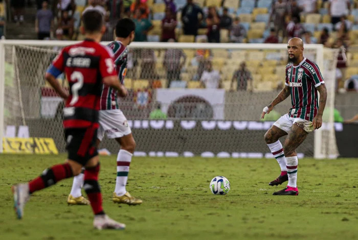 Felipe Melo foi expulso no início do segundo tempo no empate entre Fluminense e Flamengo