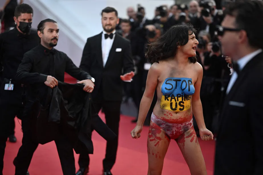 Mulher invade o tapete vermelho do Festival de Cannes 2022 para protestar a favor da Ucrânia