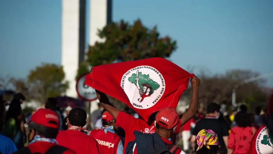 Segundo o movimento, cerca de 200 militantes participam da ação