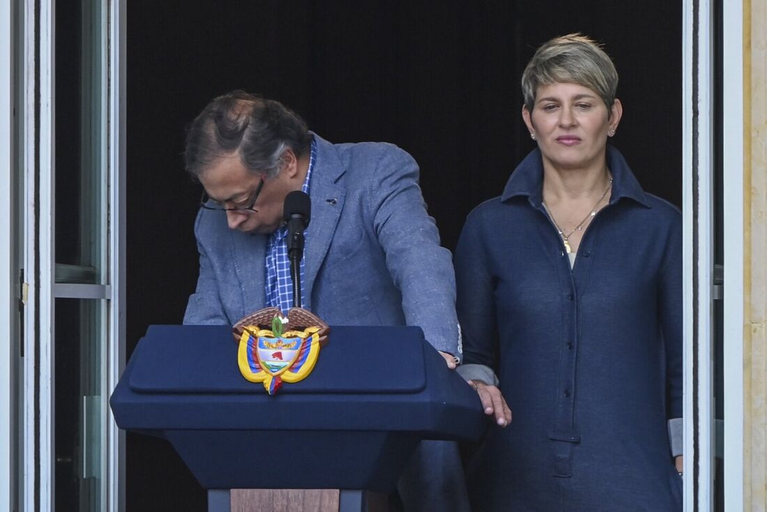 O presidente colombiano Gustavo Petro tosse durante um discurso ao lado da primeira-dama Veronica Alcocer no Palácio Presidencial de Nariño durante uma manifestação de 1&ordm; de Maio para marcar o dia internacional dos trabalhadores em Bogotá