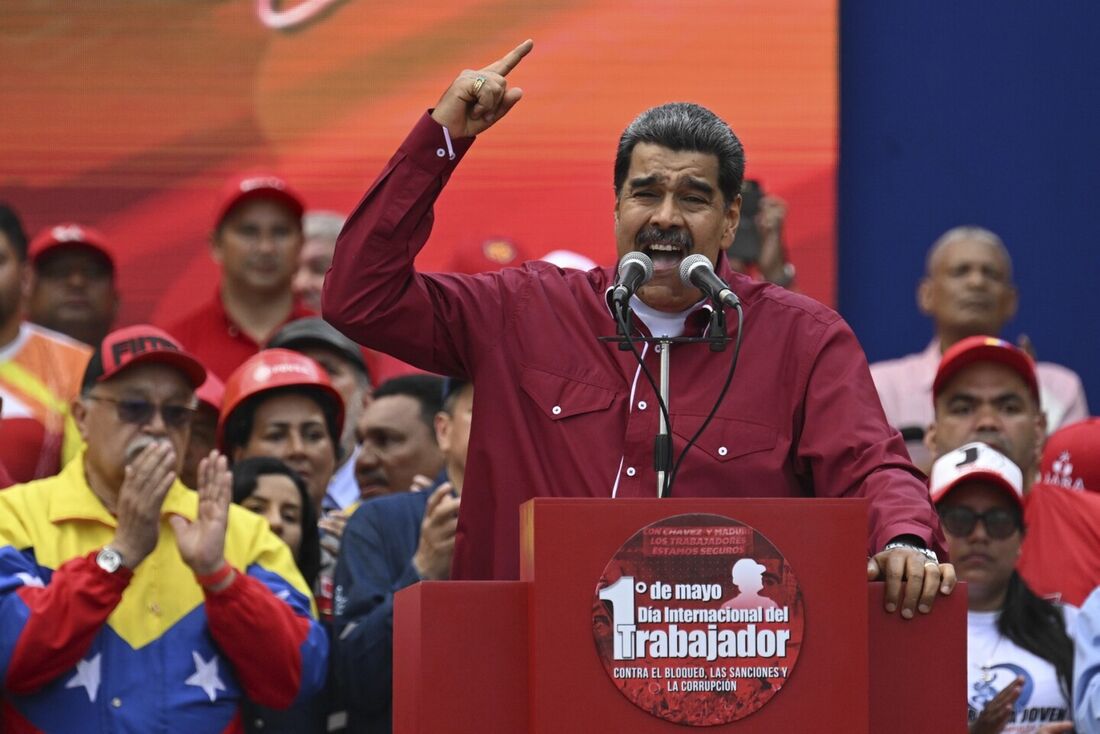 Nicolas Maduro disse que o pagamento dos US$ 70 (R$ 352,30) em bolívares, a moeda local, será indexado à taxa de câmbio oficial.