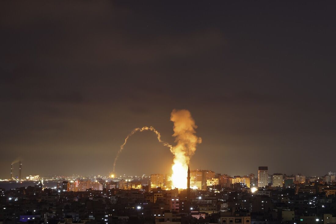 Fumaça sobe acima de edifícios na cidade de Gaza no enclave palestino em 3 de maio de 2023. e Os militares israelenses realizaram ataques aéreos e trocaram tiros com militantes de Gaza em um surto de violência após a morte sob custódia israelense de um pr