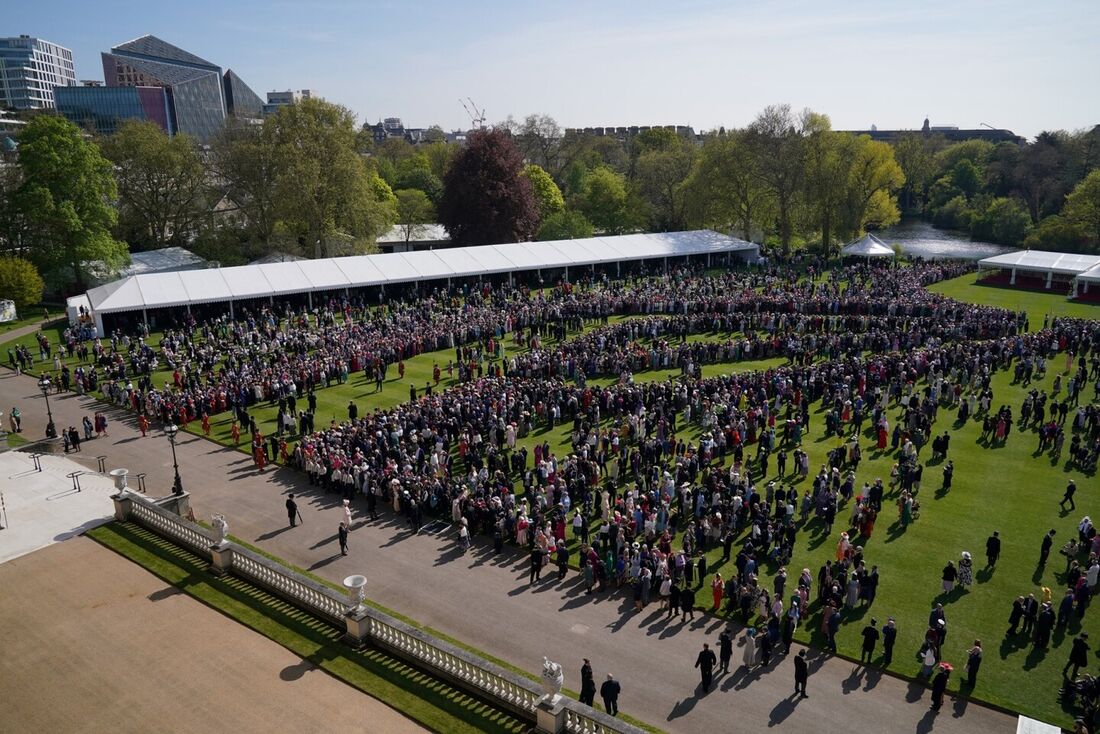 Convidados participam da Garden Party no Palácio de Buckingham, em Londres, em 3 de maio de 2023 para celebrar a cerimônia de coroação de Carlos III e sua esposa, Camilla.