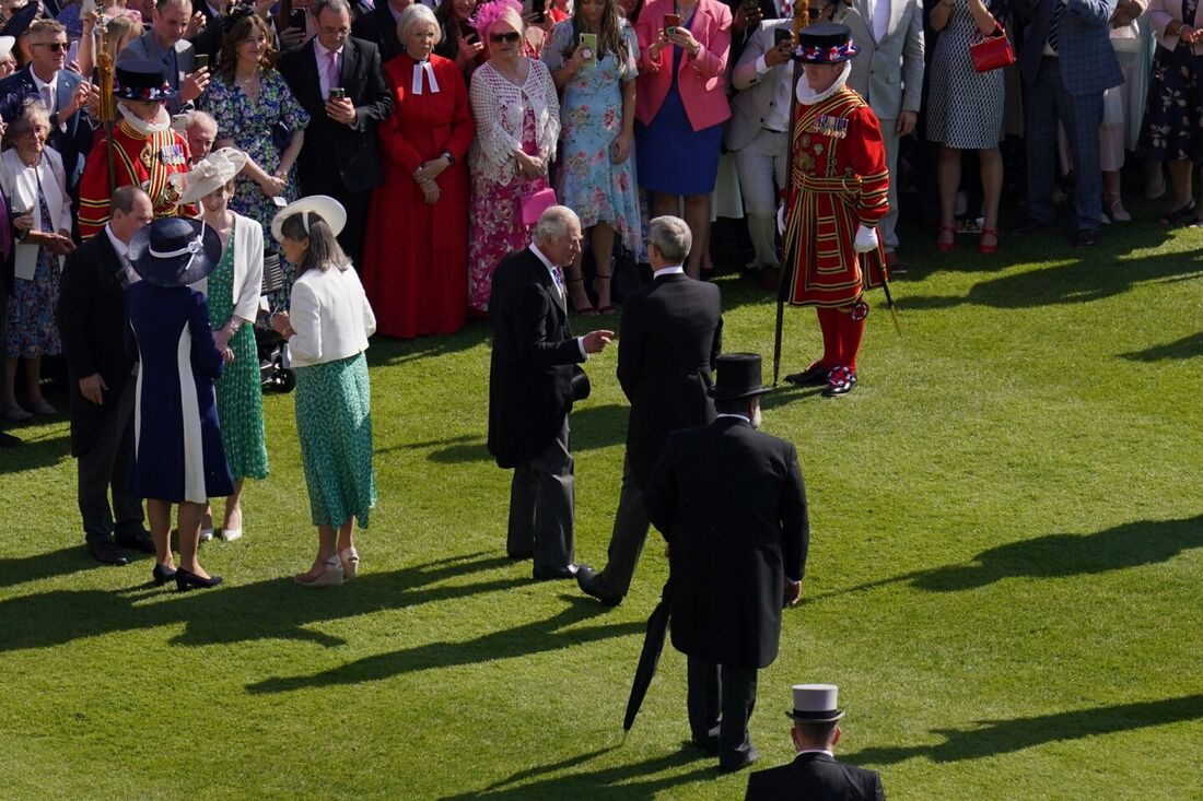 O rei Charles III da Grã-Bretanha se reúne com convidados da Garden Party no Palácio de Buckingham, em Londres, em 3 de maio de 2023 para celebrar a cerimônia de coroação dele e de sua esposa Camilla.