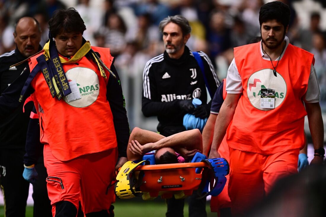 De Sciglio sendo susbtituido em jogo que se lesionou pelo Campeonato Italiano