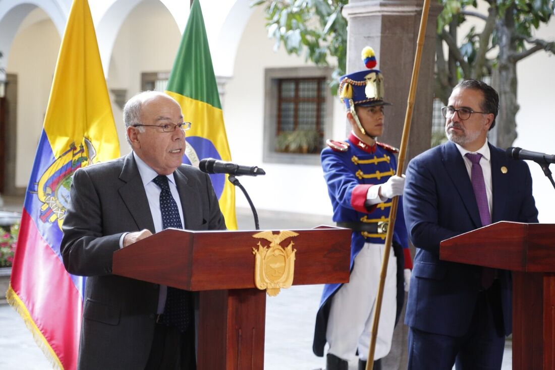 Mauro Vieira, ministro das Relações Exteriores do Brasil e seu homólogo equatoriano Gustavo Manrique