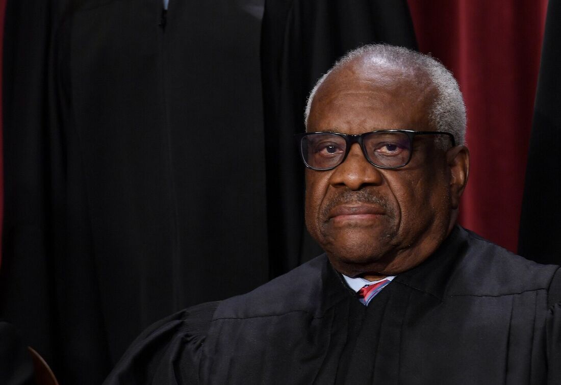 O juiz da Suprema Corte Clarence Thomas na foto oficial na Suprema Corte em Washington, DC.