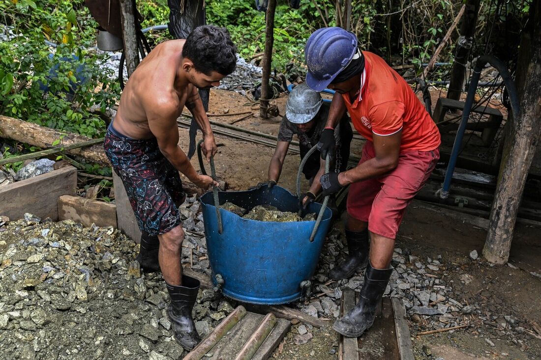 Mineiros trabalham em mina ilegal de cobre, em Canaã dos Carajás, no Pará.