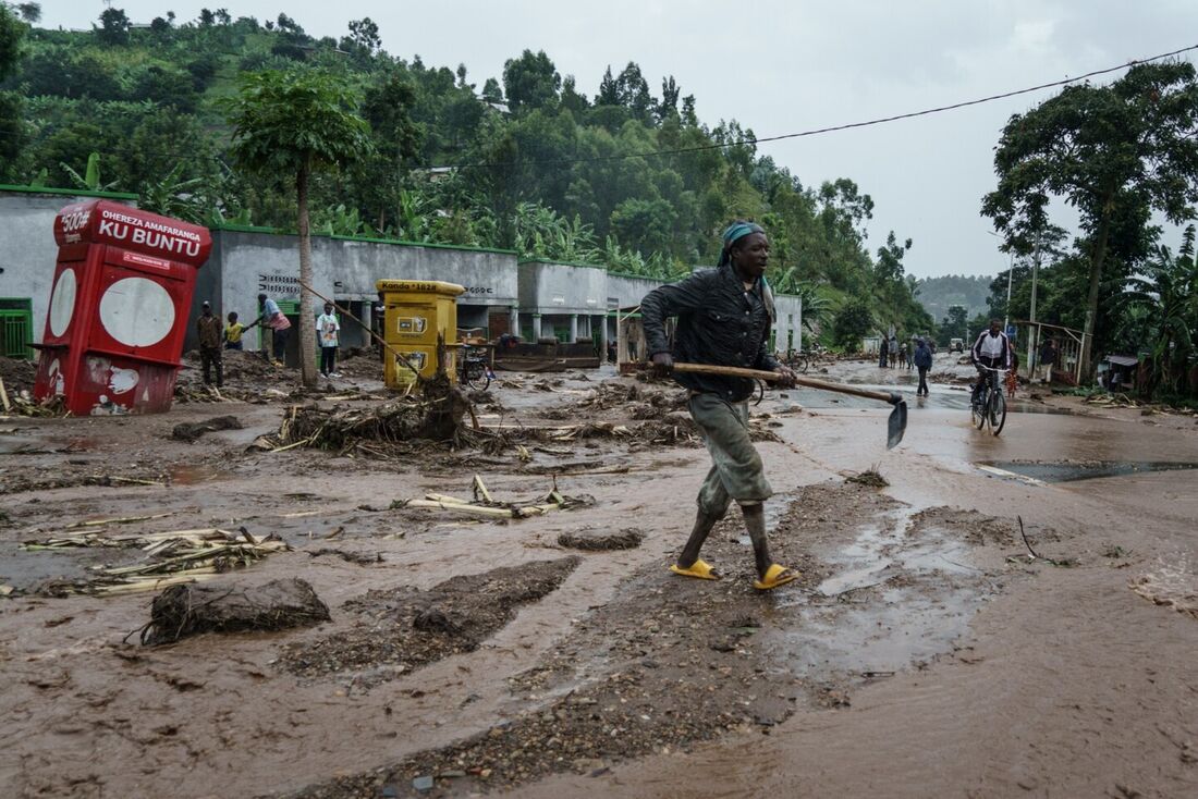 Os ruandeses lamentaram a perda de entes queridos e casas destruídas depois que fortes enchentes e deslizamentos de terra atingiram o país.