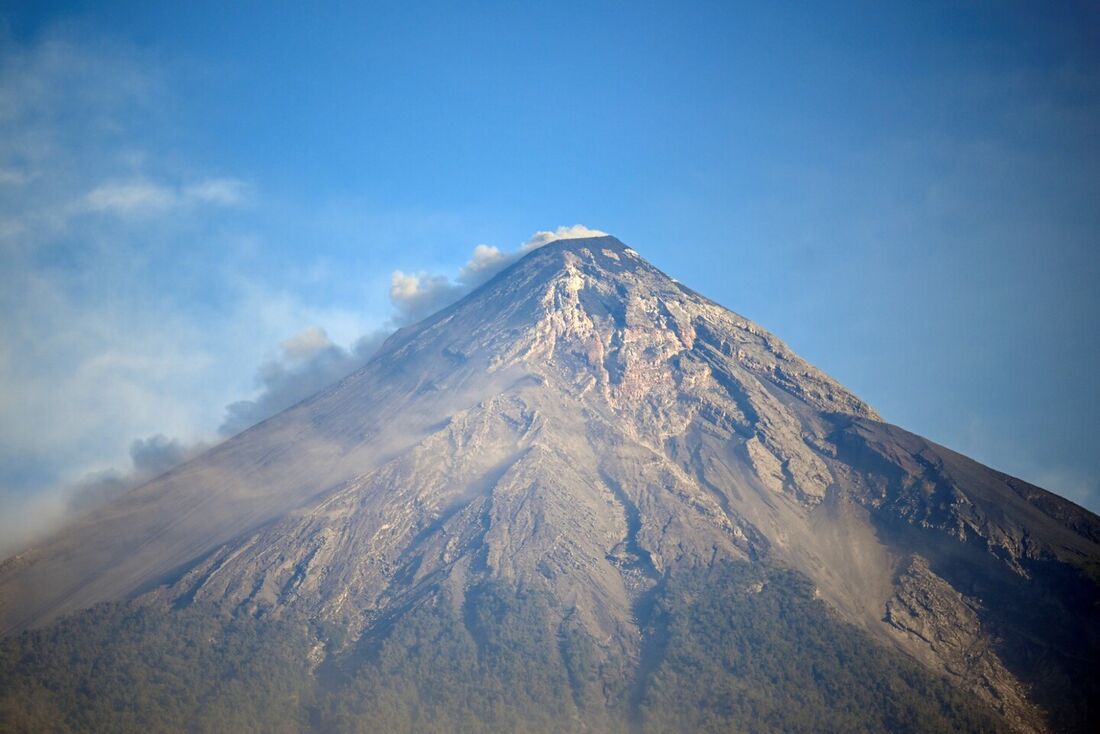 As autoridades guatemaltecas evacuaram mais de 1.000 pessoas e fecharam uma estrada quando o vulcão mais ativo da América Central entrou em erupção na quinta-feira, expelindo espessas nuvens de cinzas sobre fazendas e cidades não muito longe da capital.