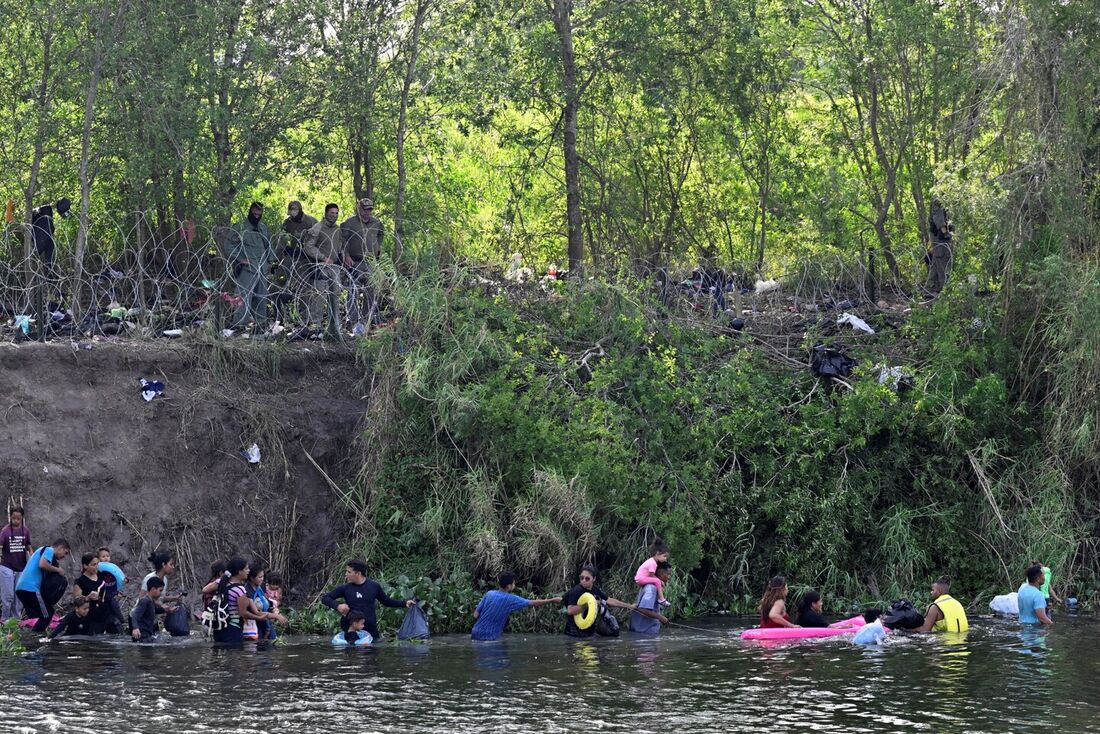 Espera-se um aumento de migrantes nas cidades fronteiriças EUA-México, já que o governo do presidente Biden está encerrando oficialmente o uso do Título 42.