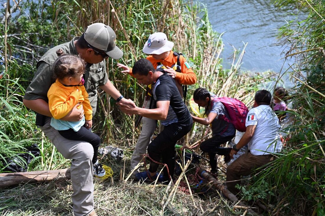 Espera-se um aumento de migrantes nas cidades fronteiriças EUA-México, já que o governo do presidente Biden está encerrando oficialmente o uso do Título 42.