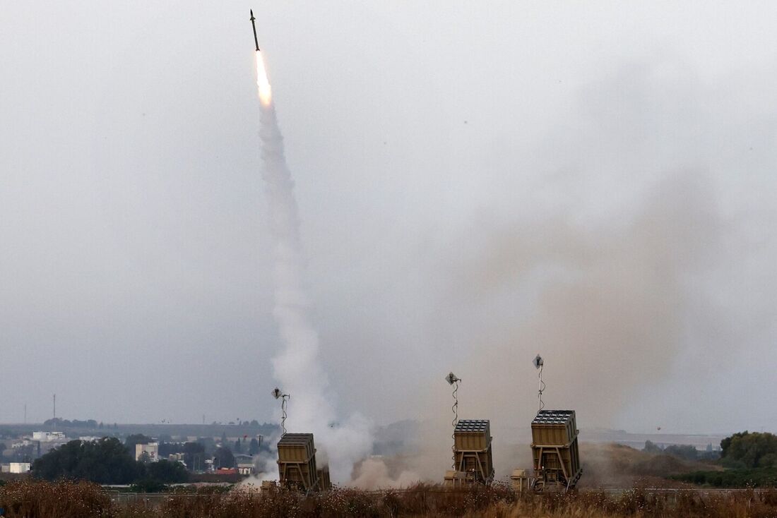 Israel usa o sistema de defesa Iron Dome na cidade de Sderot, no sul, para interceptar foguetes lançados da Faixa de Gaza.