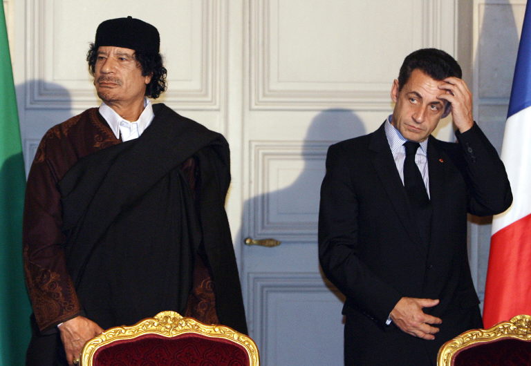 O presidente francês Nicolas Sarkozy (R) e o líder líbio Moamer Kadhafi posam durante a assinatura de 10 bilhões de euros em contratos comerciais entre os dois países, no Palácio do Eliseu, em Paris, em 2007