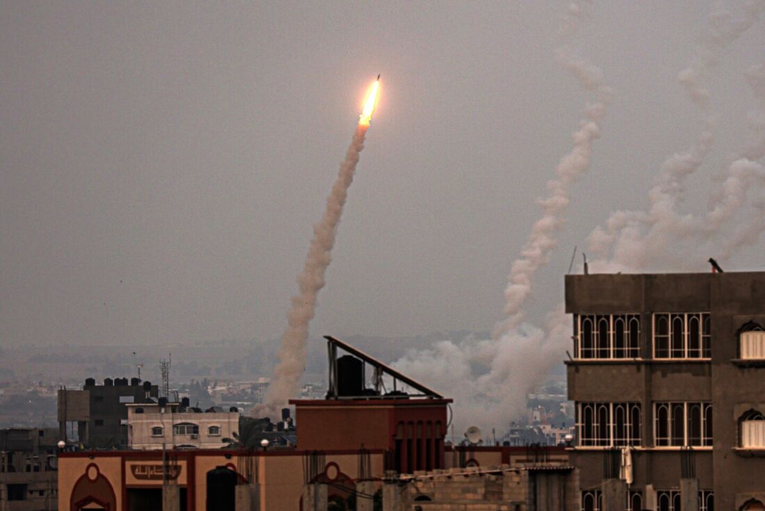 Militantes de Israel e Gaza trocaram fogo pesado em 12 de maio, enquanto as esperanças de garantir uma trégua para acabar com os dias de combates que mataram dezenas, todos menos um deles palestinos.