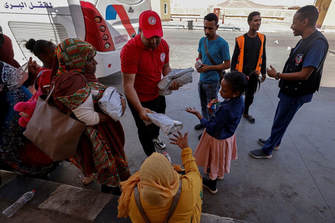 Voluntários distribuem alimentos no Sudão