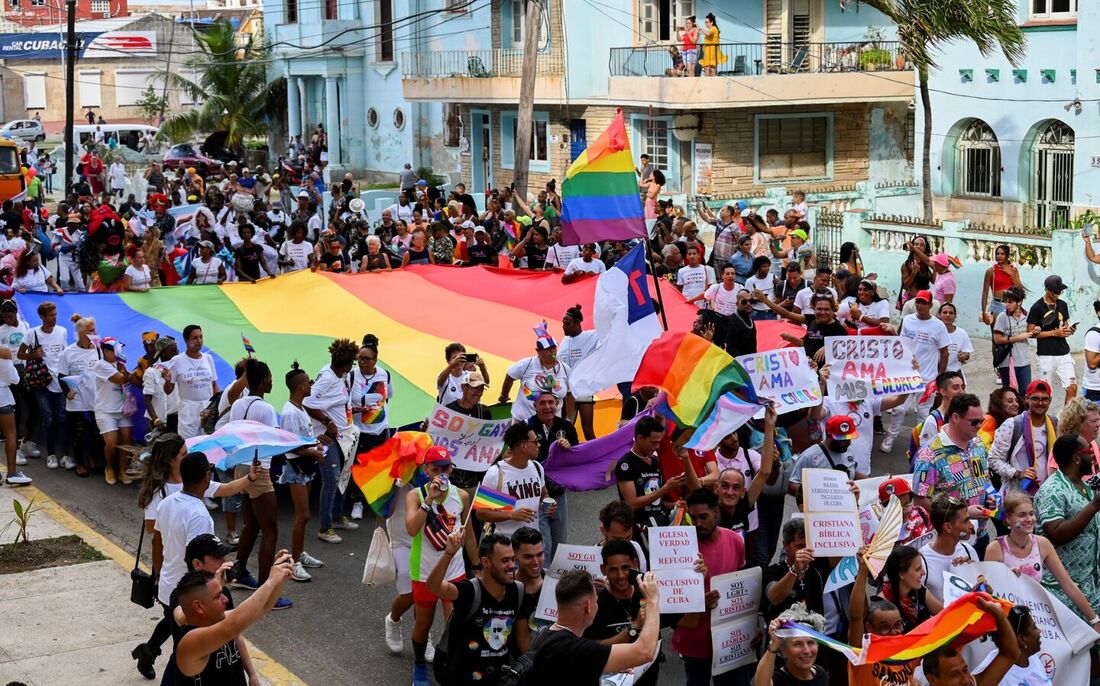 Pessoas participam da conga do orgulho gay para comemorar o dia contra a homofobia e a transfobia, em Havana.