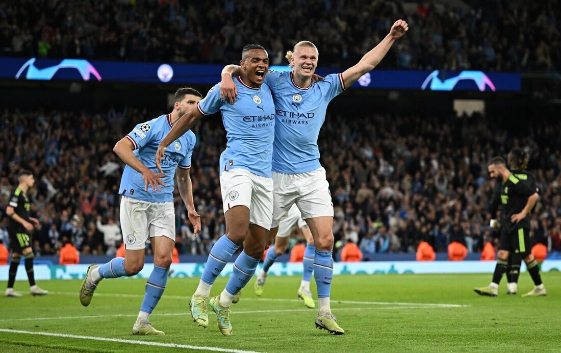 Ederson usa meia de time adversário em jogo do Manchester City na