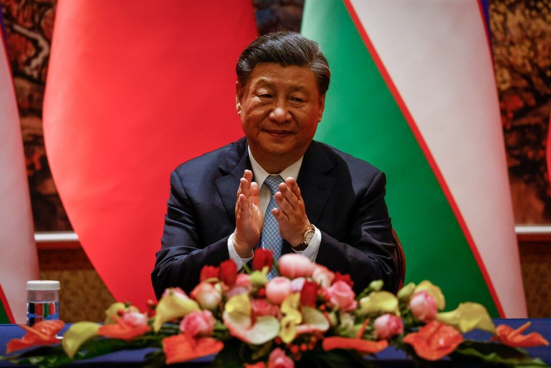 Presidente chinês, Xi Jinping, aplaude em cerimônia de abertura do encontro