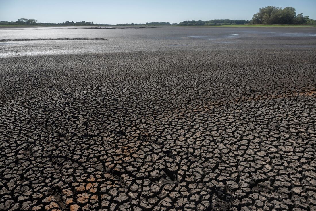 Reservatório seco de Canelon Grande ao norte de Canelones, no sul do Uruguai, em 14 de março de 2023, enquanto o país atravessa uma forte seca