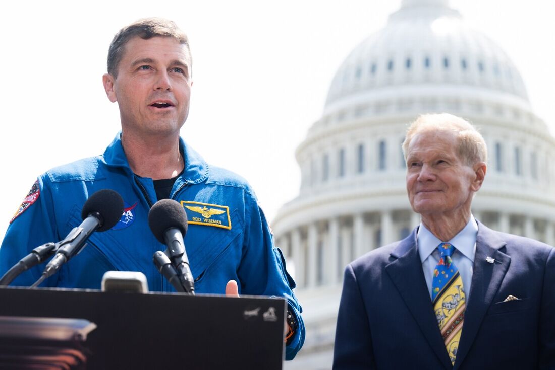 O astronauta da NASA Reid Wiseman, comandante da missão Artemis II ao redor da lua, fala ao lado do administrador da NASA Bill Nelson, durante uma coletiva de imprensa fora do Capitólio dos EUA em Washington, DC