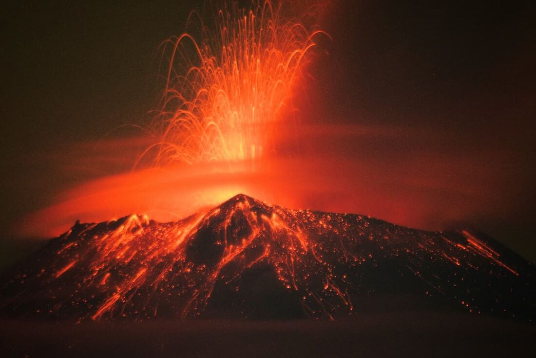 Materiais incandescentes, cinzas e fumaça são expelidos do vulcão Popocatepetl, no México