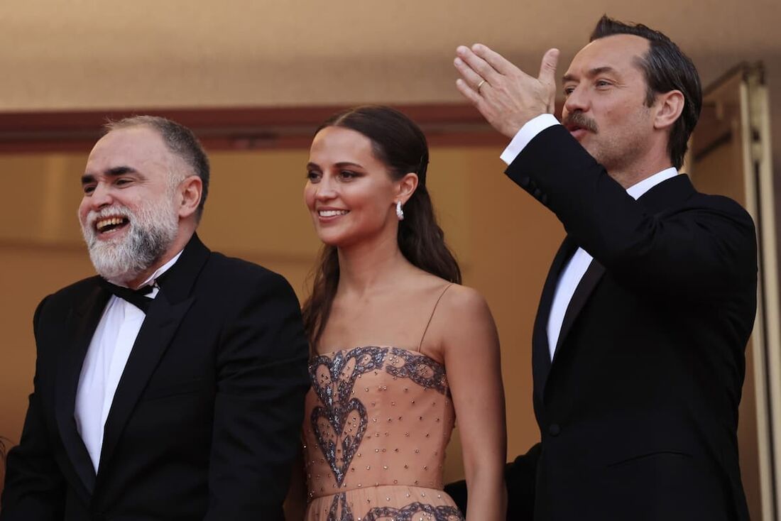 Cineasta brasileiro Karim Ainouz (E) junto aos atores Alicia Vikander e Jude Law