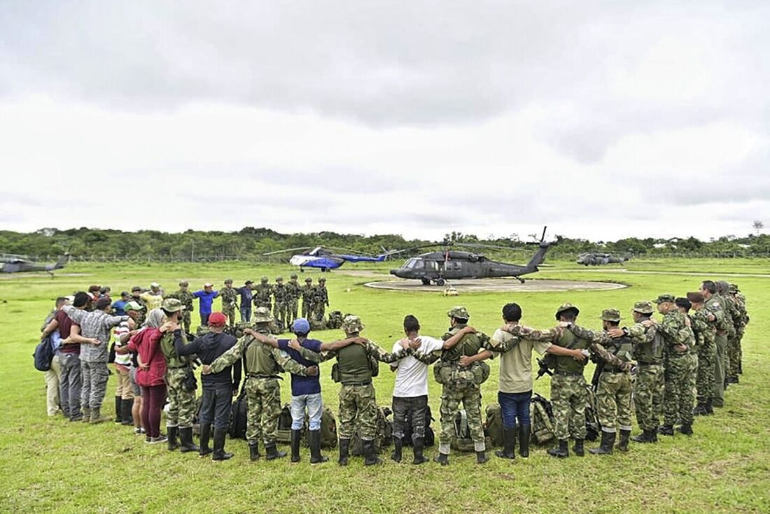 Soldados colombianos e membros da comunidade indígena se preparam para continuar a busca pelas crianças desaparecidas na floresta amazônica colombiana, no município de Solano, departamento de Caquetá