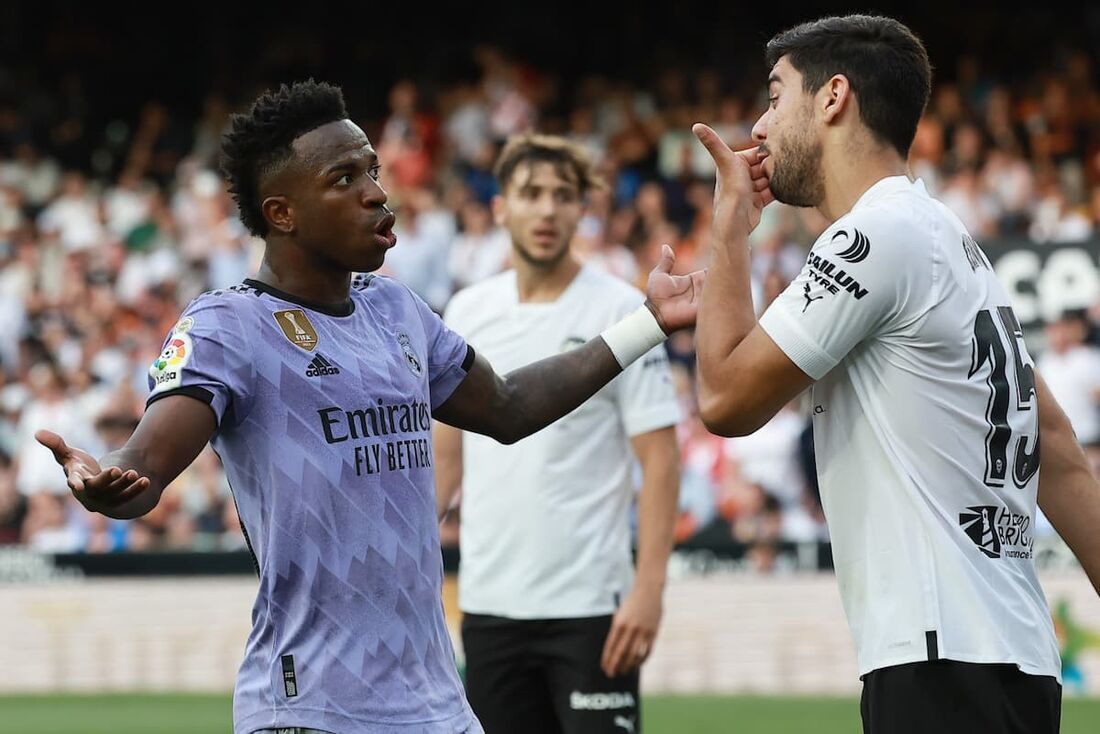 Vini Jr reage ao sofrer ataques racistas das arquibancadas em estádio espanhol