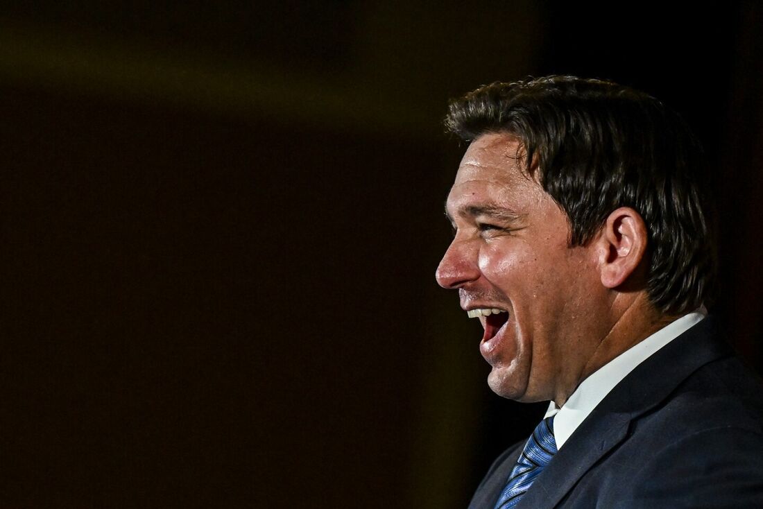 O governador da Flórida, Ron DeSantis, fala durante um evento noturno de eleição primária em Hialeah, Flórida, em 23 de agosto de 2022