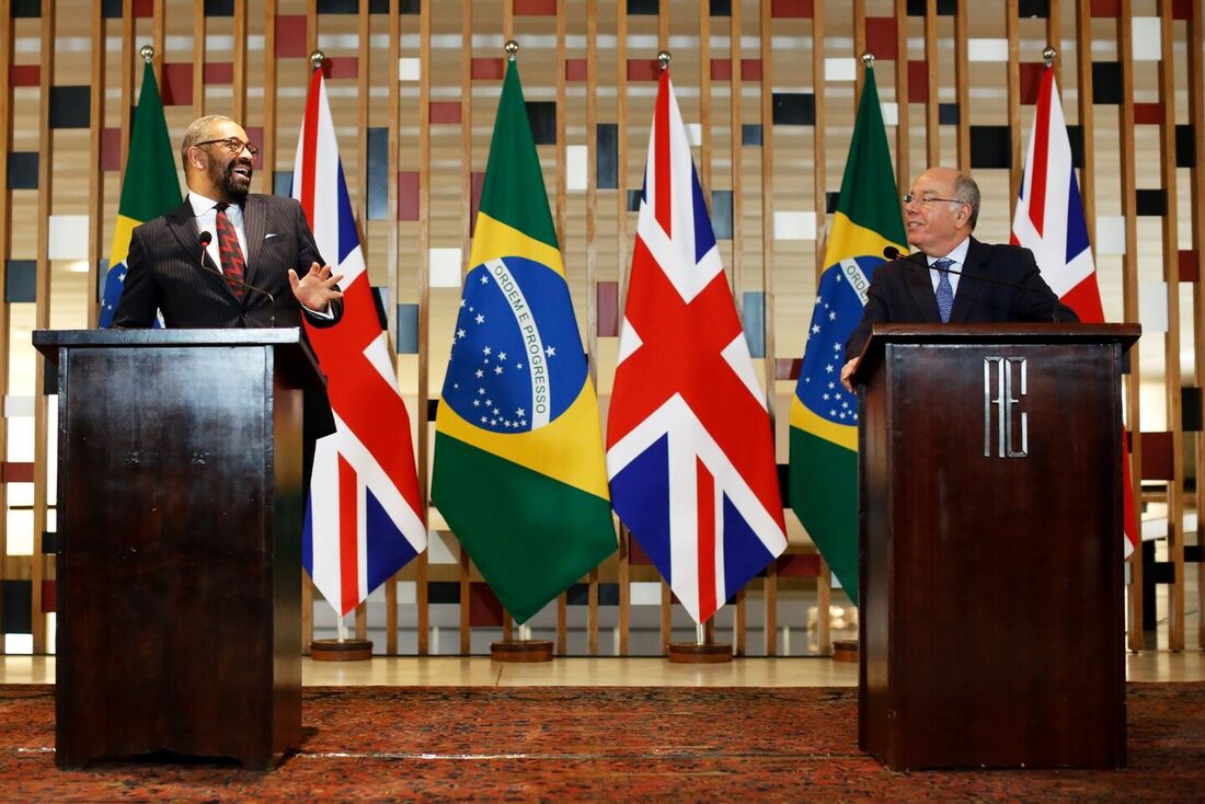 O chanceler britânico James Cleverly (esquerda) e o chanceler brasileiro Mauro Vieira (direita) falam durante coletiva de imprensa no Palácio do Itamaraty, em Brasília