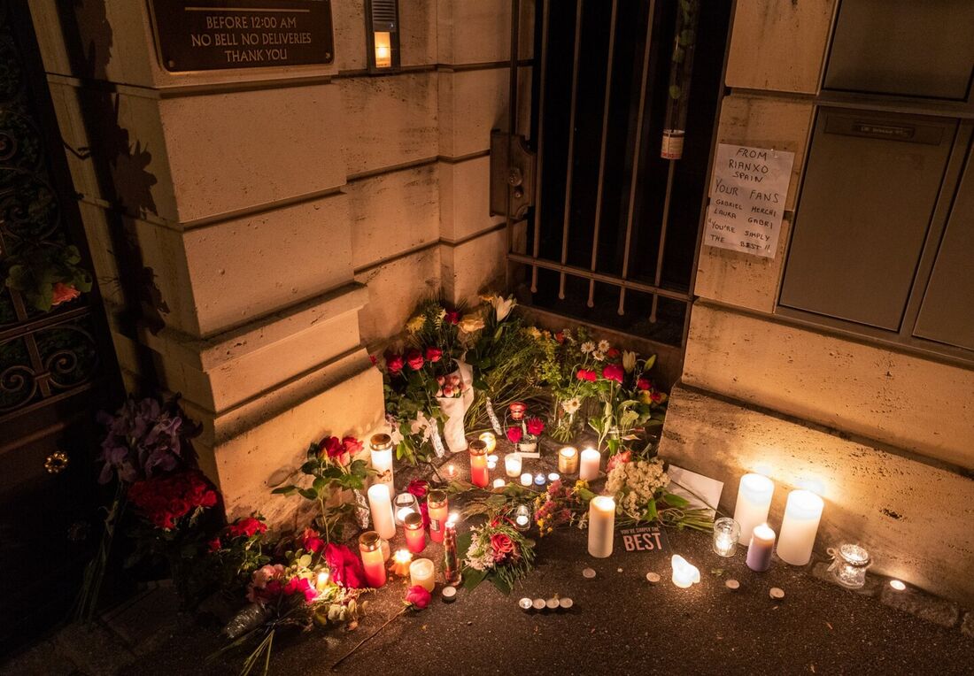 Flores e velas colocadas do lado de fora da propriedade da falecida cantora Tina Turner após o anúncio de sua morte, em Kusnacht, Suíça