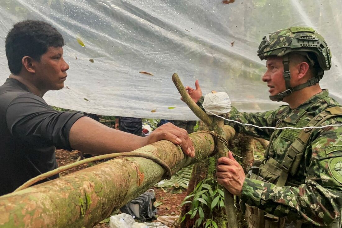 Pai das quatro crianças desaparecidas, fala com um membro do Exército colombiano que busca as crianças desaparecidas na floresta amazônica colombiana no município de Solano, departamento de Caquetá, Colômbia.