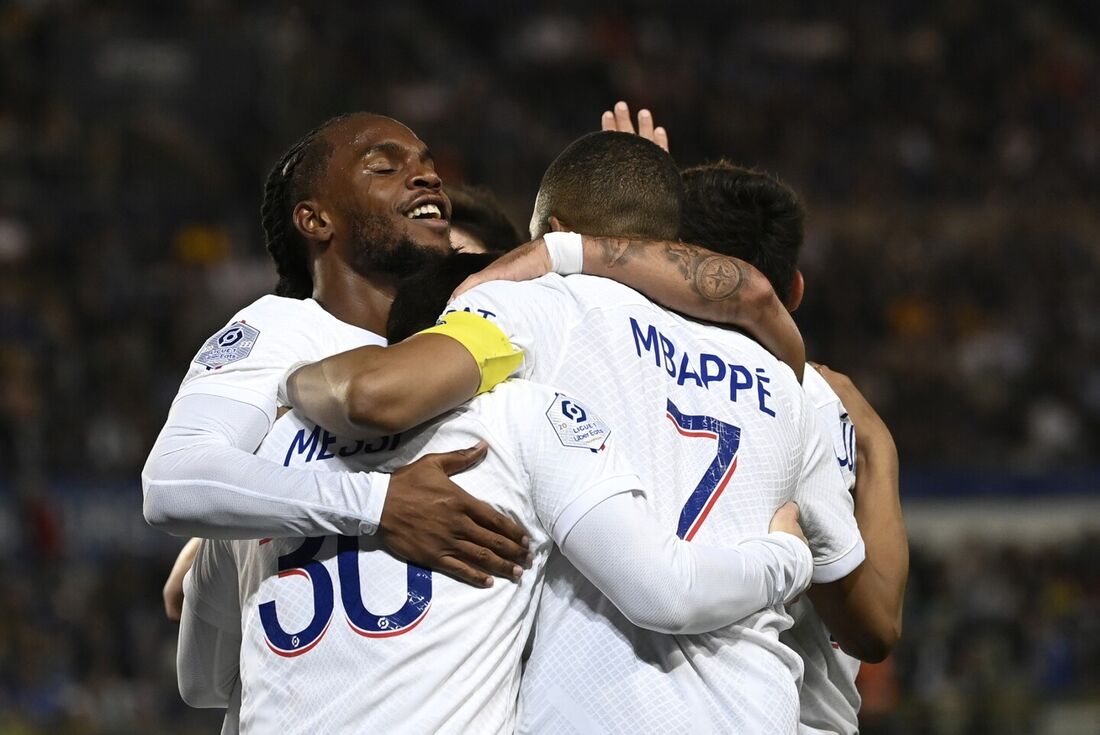 Jogadores do PSG comemoram gol de Lionel Messi