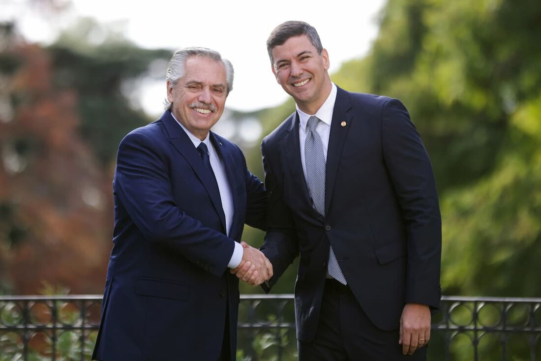 Presidente argentino Alberto Fernandez (E) se encontra com o presidente eleito do Paraguai, Santiago Pena