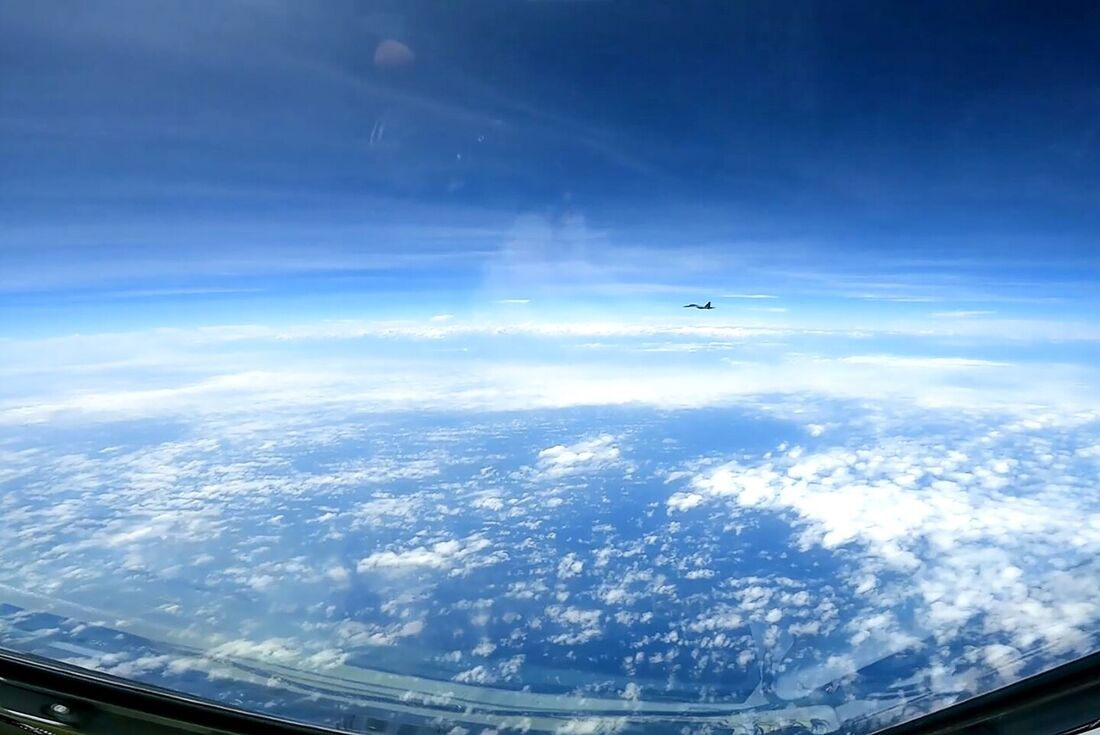 Vídeo feito pelo Comando Indo-Pacífico dos EUA por meio do Defense Visual Information Distribution Service (DVIDS) mostra um piloto de caça J-16 da China voando perto de um RC da Força Aérea dos EUA -135 135 aeronaves sobre o Mar da China Meridional