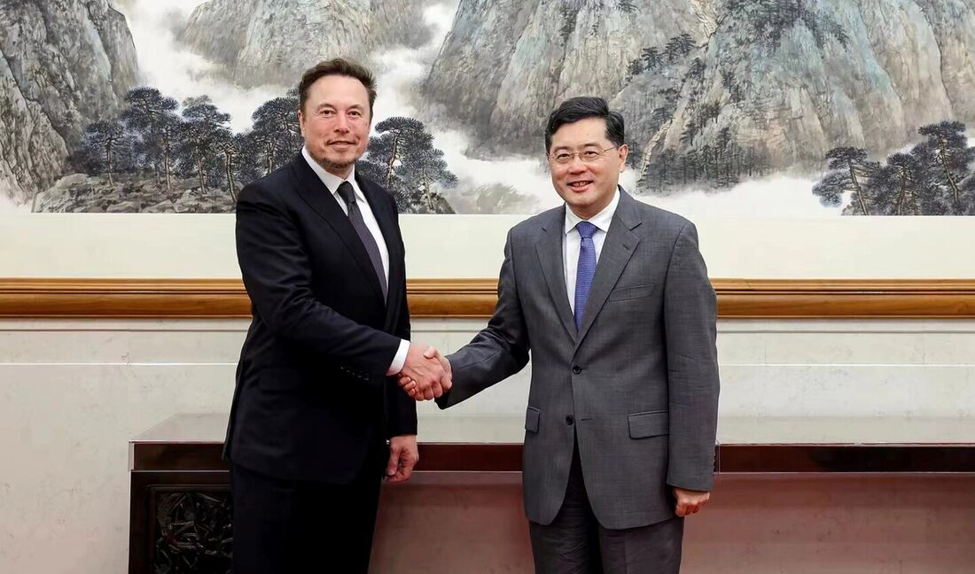  Elon Musk com o ministro das Relações Exteriores da China, Qin Gang, durante uma reunião em Pequim.