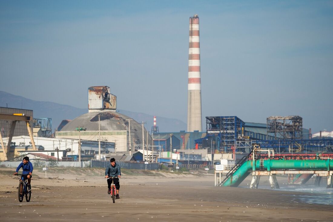 A estatal chilena Codelco, maior produtora de cobre do mundo, fechou nesta quarta-feira sua fundição de Ventanas, após seis décadas de atividades altamente poluentes que transformaram a área perto de Santiago, onde operava junto com outras empresas.