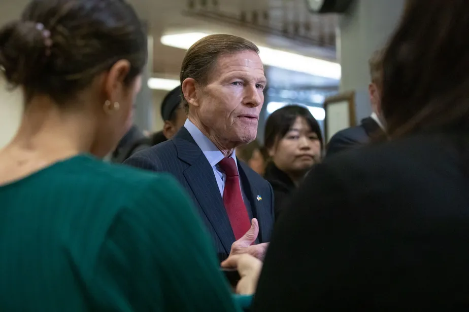 Senador Richard Blumenthal conversa com a imprensa no Capitólio