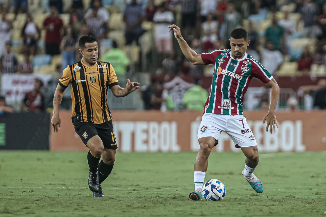 Fluminense joga em ritmo de treino, bate The Strongest e lidera