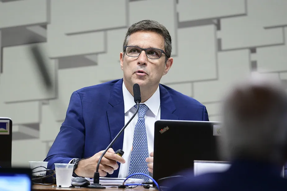 À mesa, em pronunciamento, presidente do Banco Central, Roberto Campos Neto.