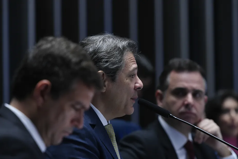 Fernando Haddad fala no plenário do Senado durante sessão destinada a debater o tema 'Juros, Inflação e Crescimento'. Ao lado, Roberto Campos Neto e Rodrigo Pacheco 