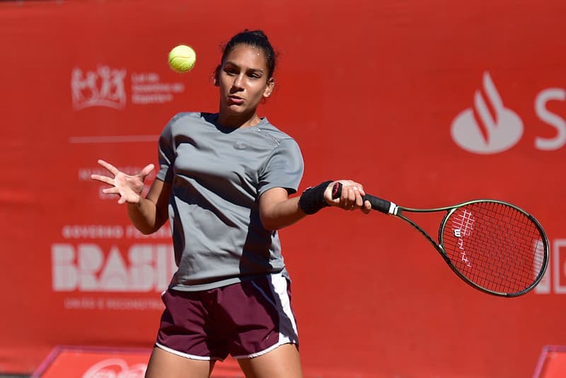 Cecília Costa, tenista pernambucana de 17 anos 