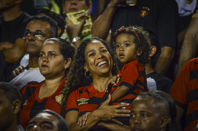 Torcedora do Sport com a filha no duelo contra o São Paulo