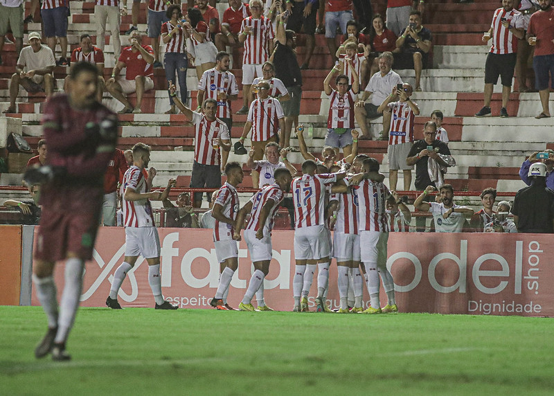 Jogadores celebram gol marcado por Souza