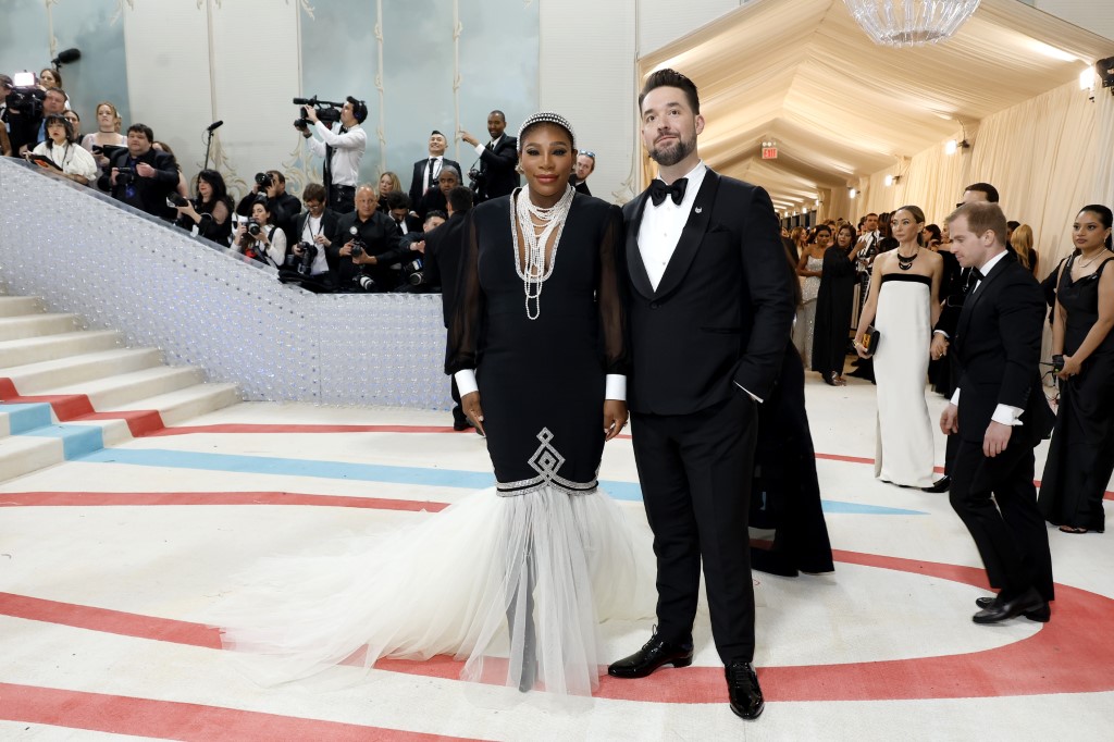 Serena Williams e Alexis Ohanian no tapete vermelho do MET Gala 2023