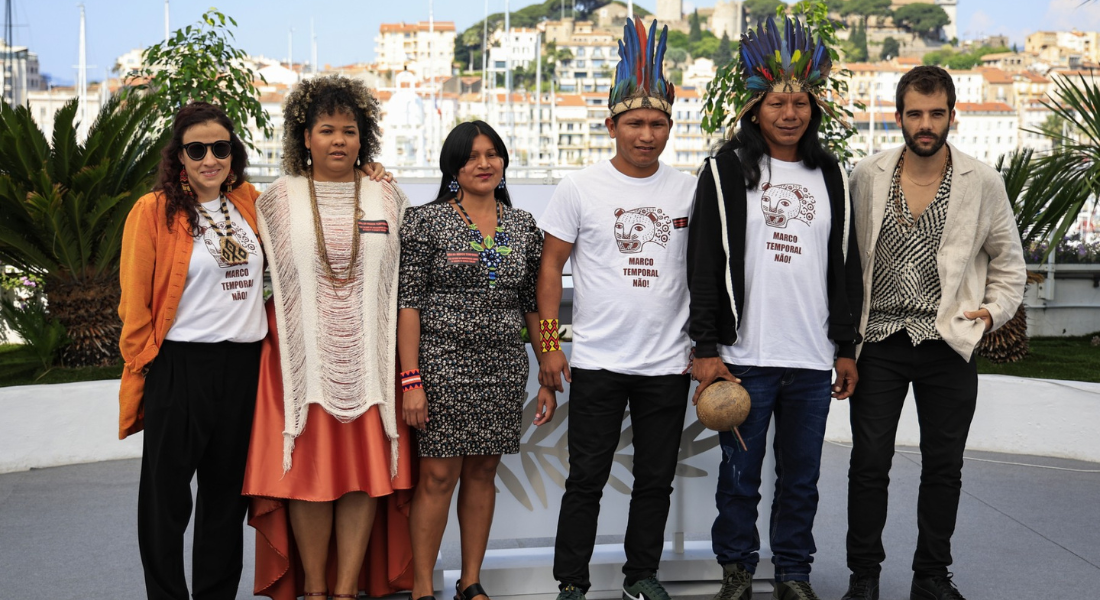 Renée Nader Messora e João Salaviza com atrizes e atores do filme