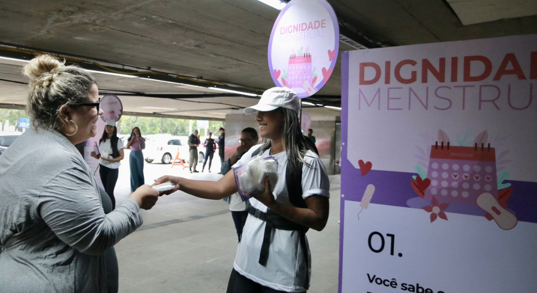 Ação distribui, além de absorventes, cartilhas sobre o tema