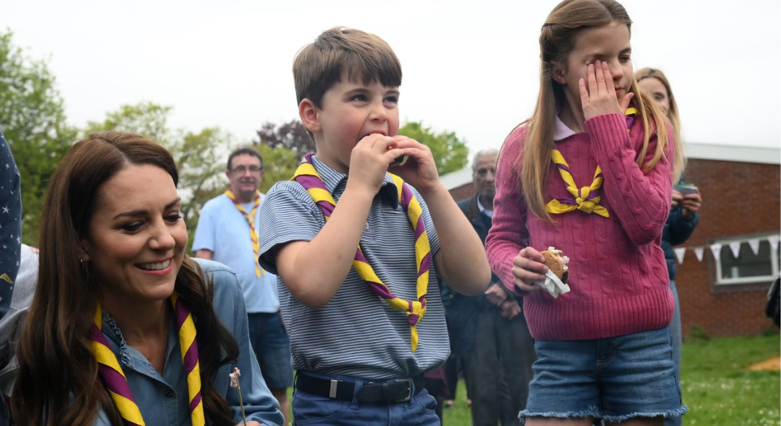 Princesa Charlotte (à direita) com o irmão Louis e a mãe, Kate Middleton