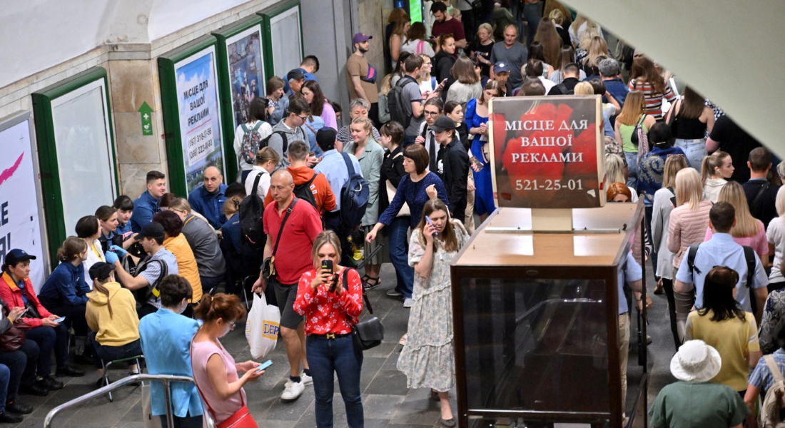 Moradores de Kiev se abrigam em estação central do metrô em bombardeio russo diurno 